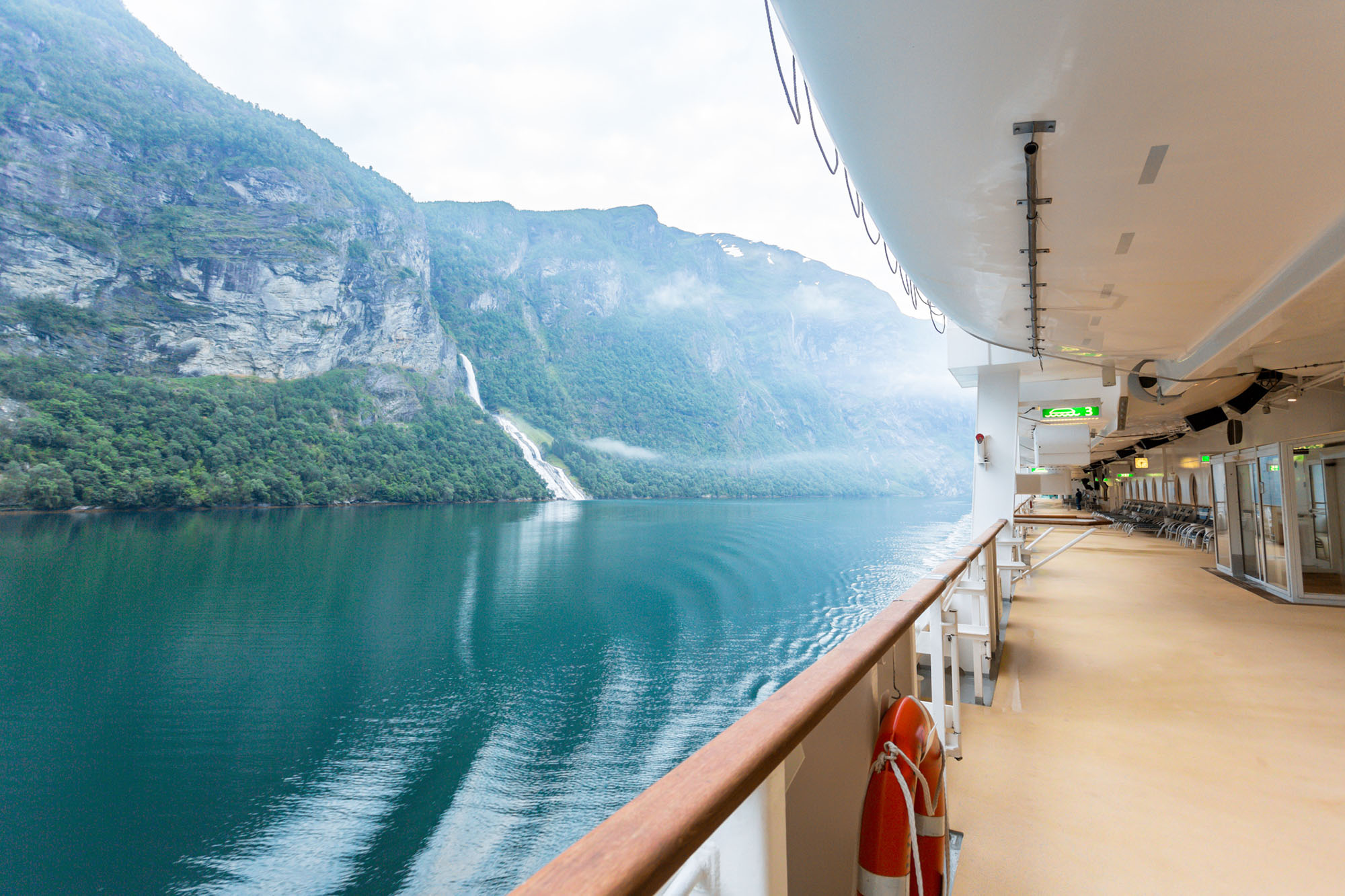Explore the World on a Cruise Ship